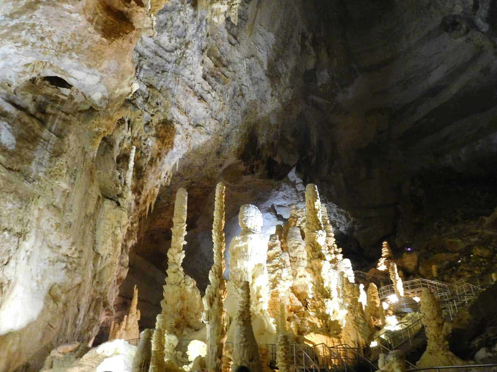 Потрясающие пещеры Фрасасси (Frasassi Caves), регион Марке, Италия – фотографии Италии
