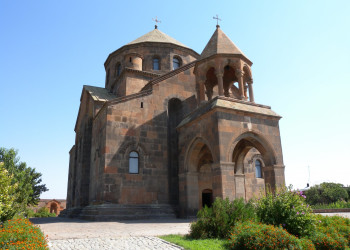 Архитектура здания церкви Святой Рипсиме в Вагаршапат, Армения – фотографии Армении