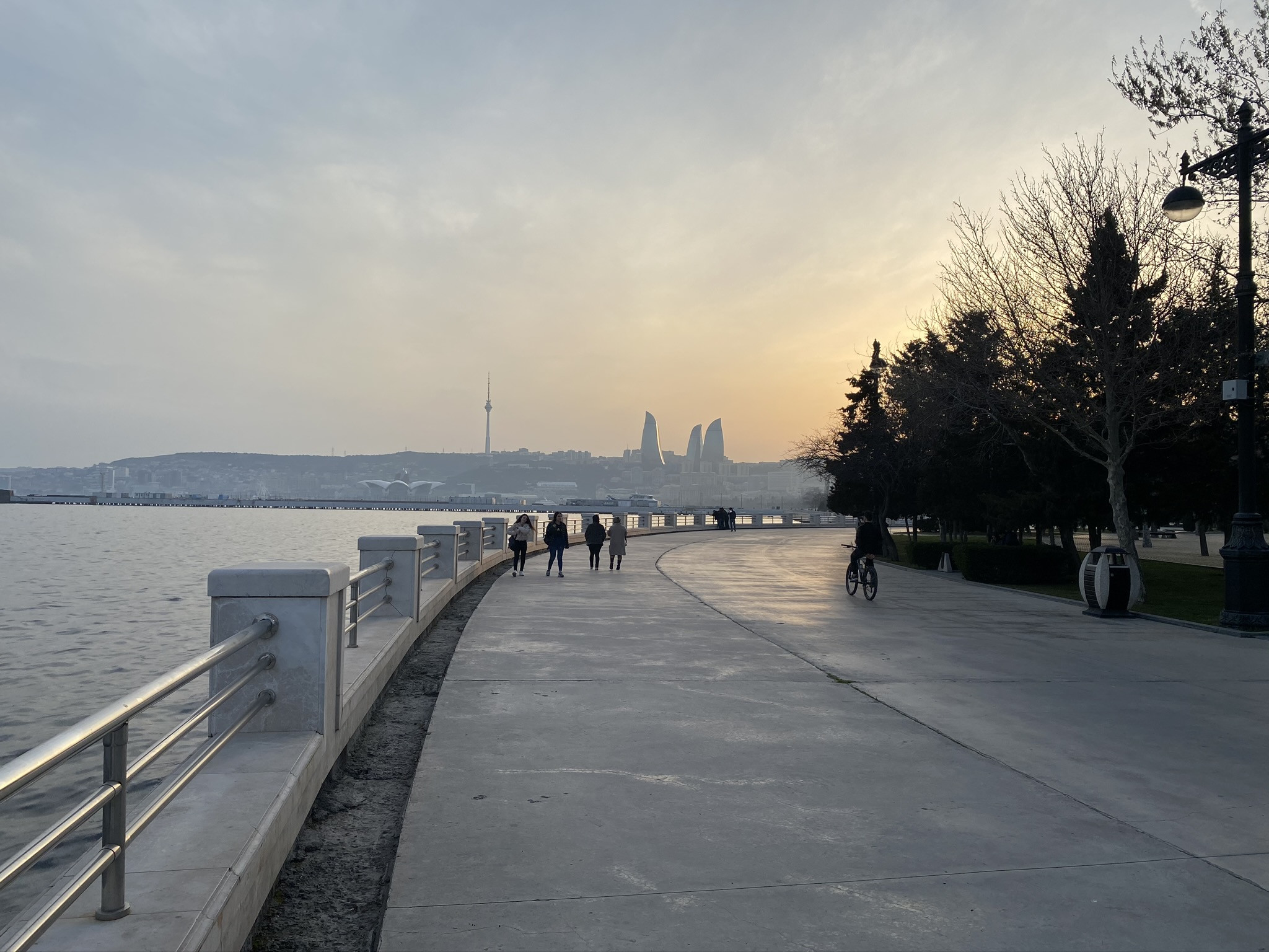 Прогулка вдоль набережной в Баку – фотографии Азербайджана