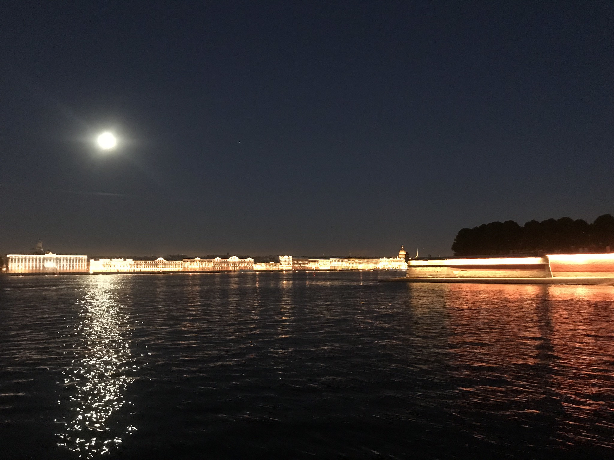 Ночью в конце мая в Питере – фотографии России