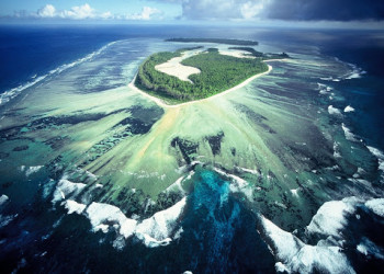 Вид на остров и воды вокруг него сверху. – фотографии Науру