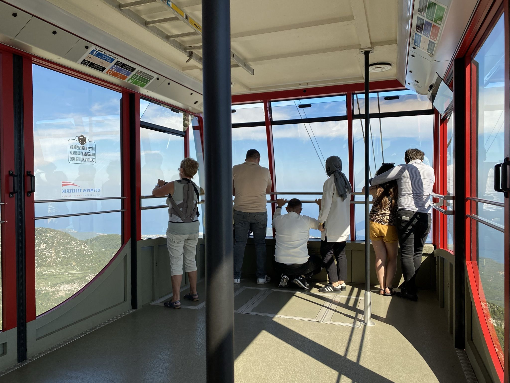 Гора Олимпос в Турции в районе Кемера, в кабине канатной дороги – фотографии Турции