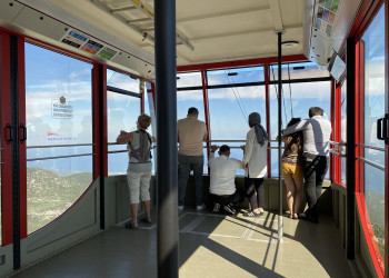 Гора Олимпос в Турции в районе Кемера, в кабине канатной дороги – фотографии Турции