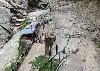 Лестница со смотровой площадки на Чегемских водопадах – фотографии России