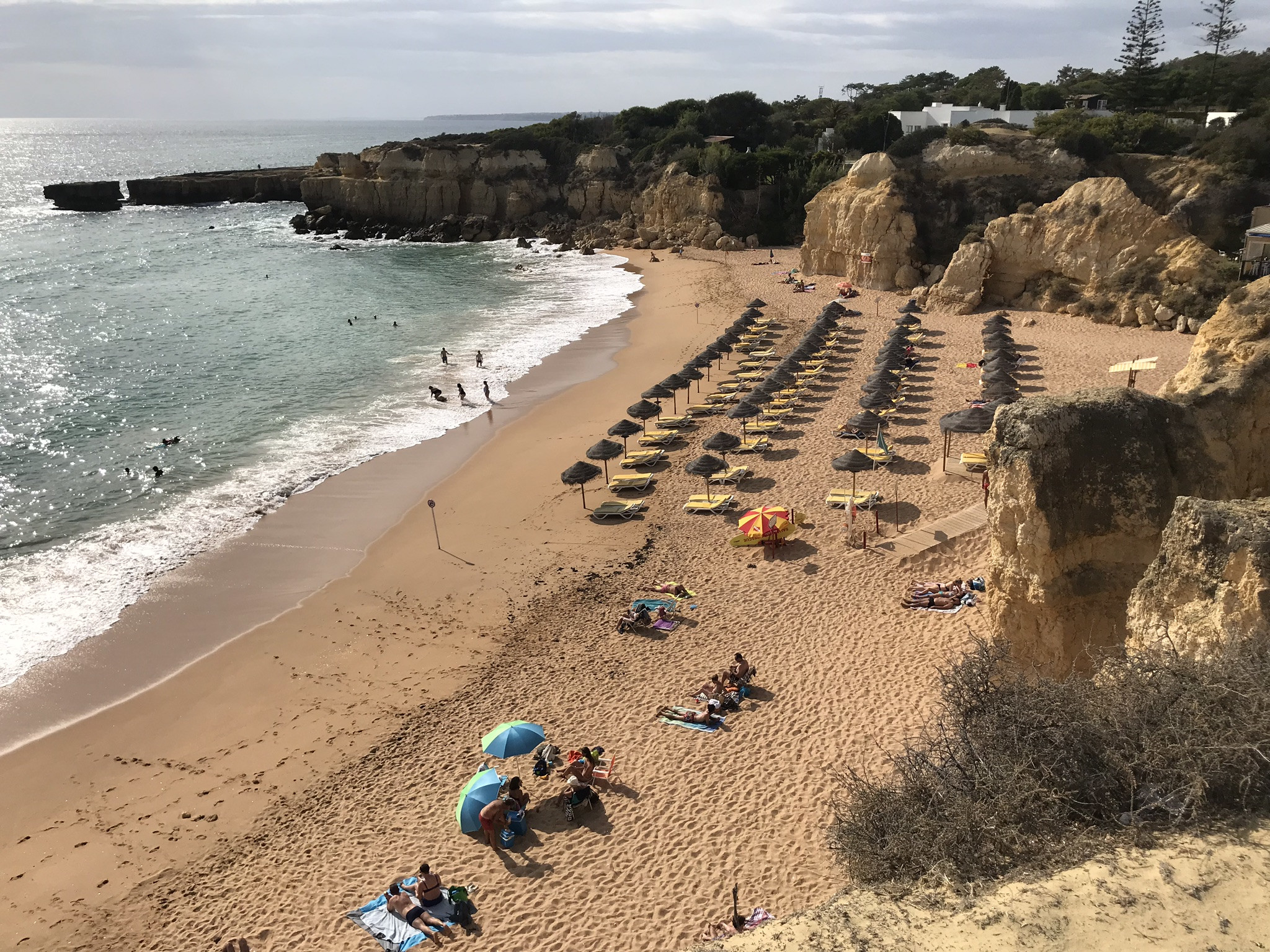 Красивый пляж Praia do Castelo в 7,5 км от Албуфейры – фотографии Португалии