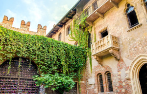 Сегодня знак шляпы над ключом можно увидеть над аркой Дома Джульетты, ведущей во двор Джульетты – фотографии Италии