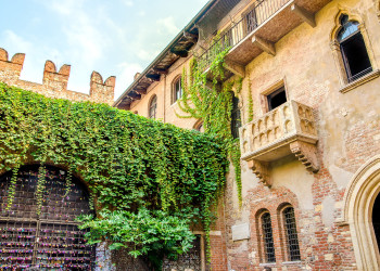 Сегодня знак шляпы над ключом можно увидеть над аркой Дома Джульетты, ведущей во двор Джульетты – фотографии Италии