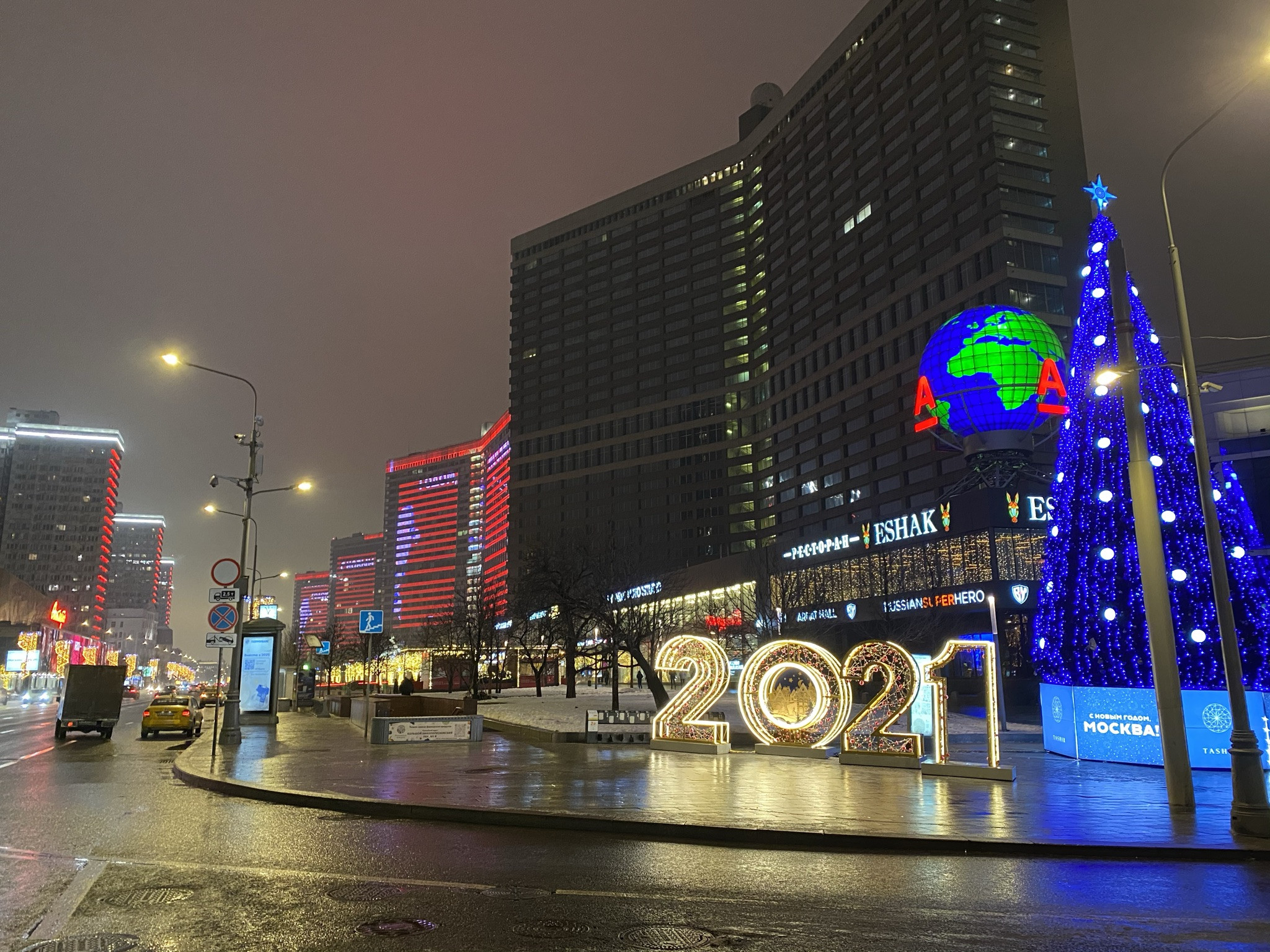 Вид на Новый Арбат и знаменитые дома-книги – фотографии России