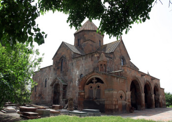 Старинная церковь Святой Гаяне в Вагаршапате, Армения – фотографии Армении