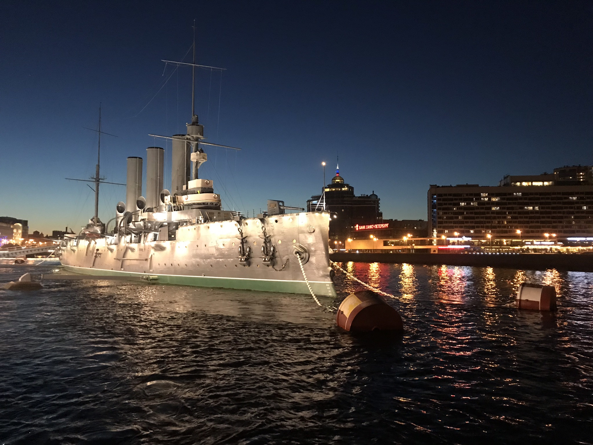 Крейсер Аврора ночью в конце мая в Питере – фотографии России