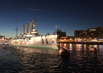 Крейсер Аврора ночью в конце мая в Питере – фотографии России