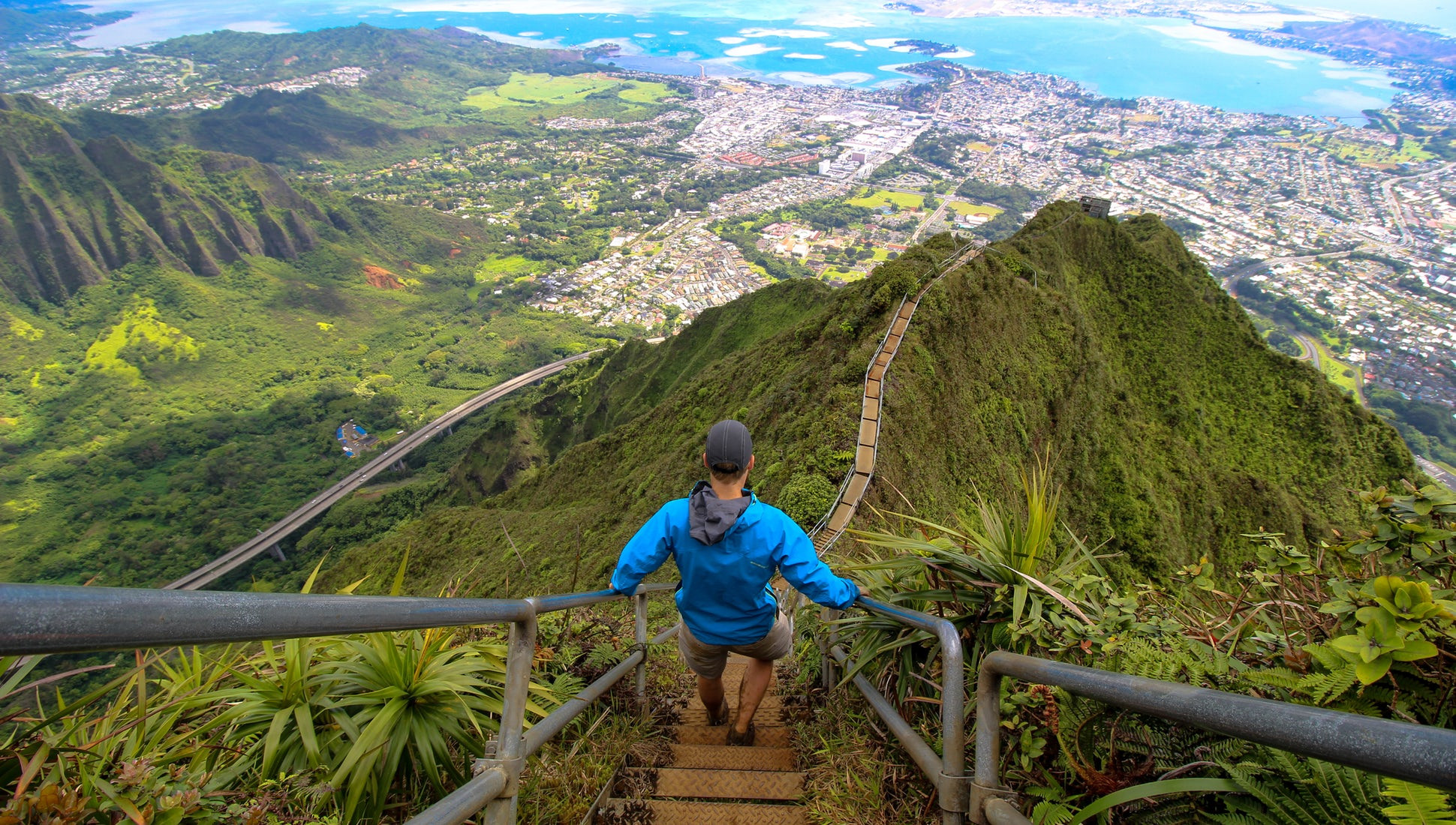 Головокружительная тропа Хайку (Haiku Stairs) на Гавайских островах, США – фотографии США