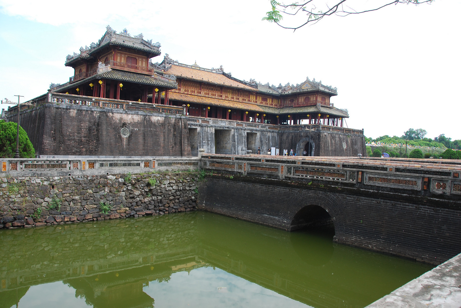 Ворота Нгомон в городе Хюэ – фотографии Вьетнама