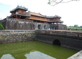 Ворота Нгомон в городе Хюэ – фотографии Вьетнама