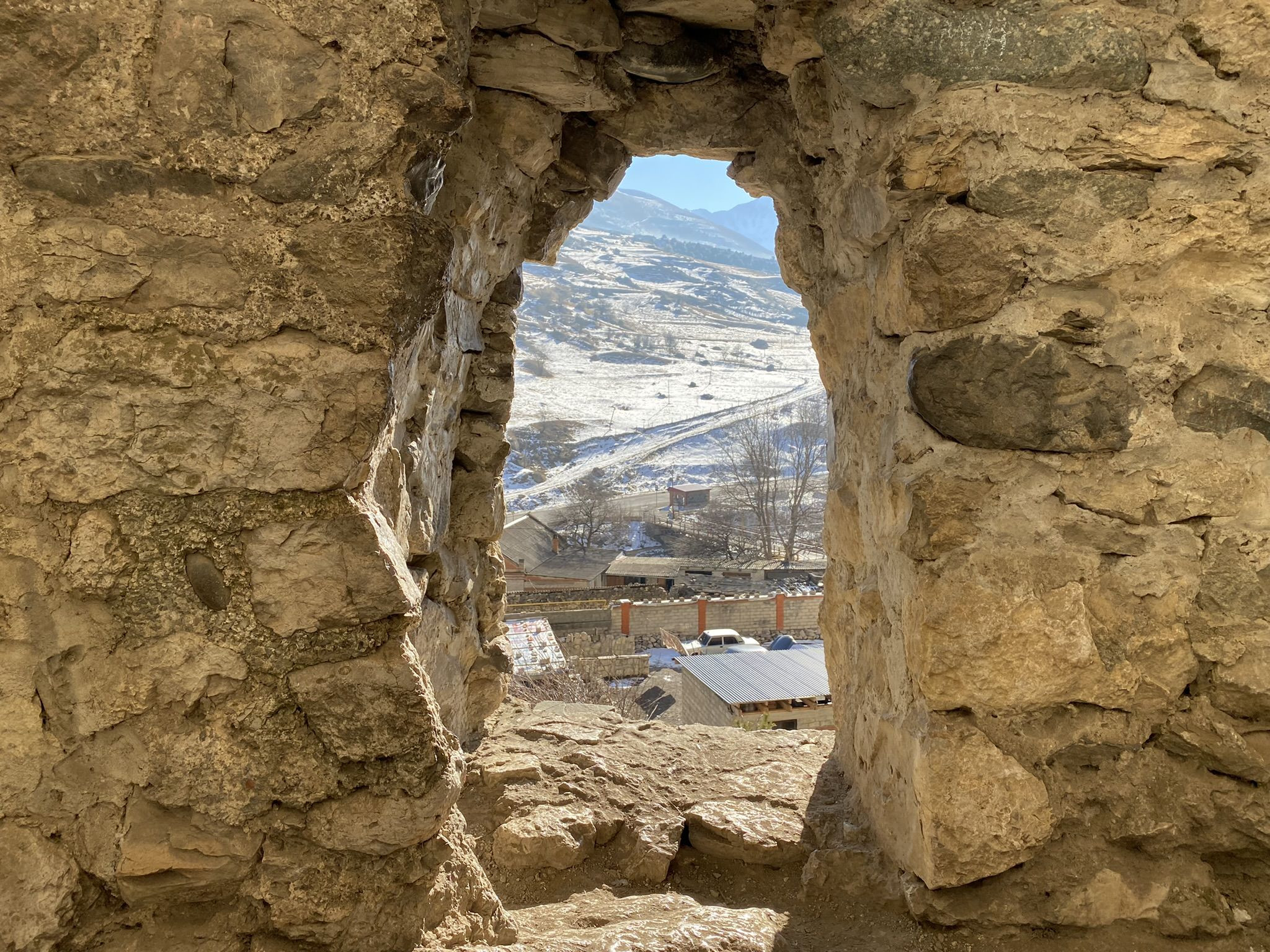 Вид с окошка крепости Дзивгис – фотографии России