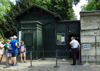 Вход в Парижские катакомбы – фотографии Франции