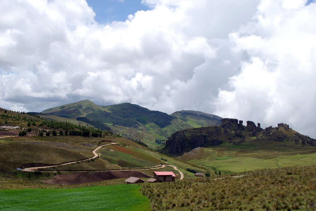 Кумбе-Майо – археологический памятник в 16 км от Кахамарки – фотографии Перу
