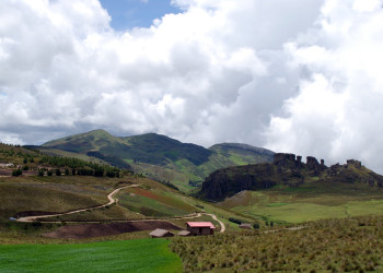 Кумбе-Майо – археологический памятник в 16 км от Кахамарки – фотографии Перу
