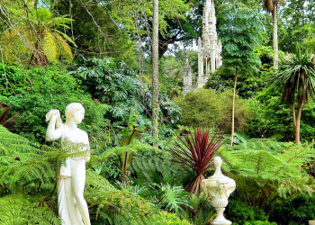 Каменные статуи Венеры, Гермеса, Диониса и многих других богов и богинь в усадьбе Кинта да Регалейра – фотографии Португалии