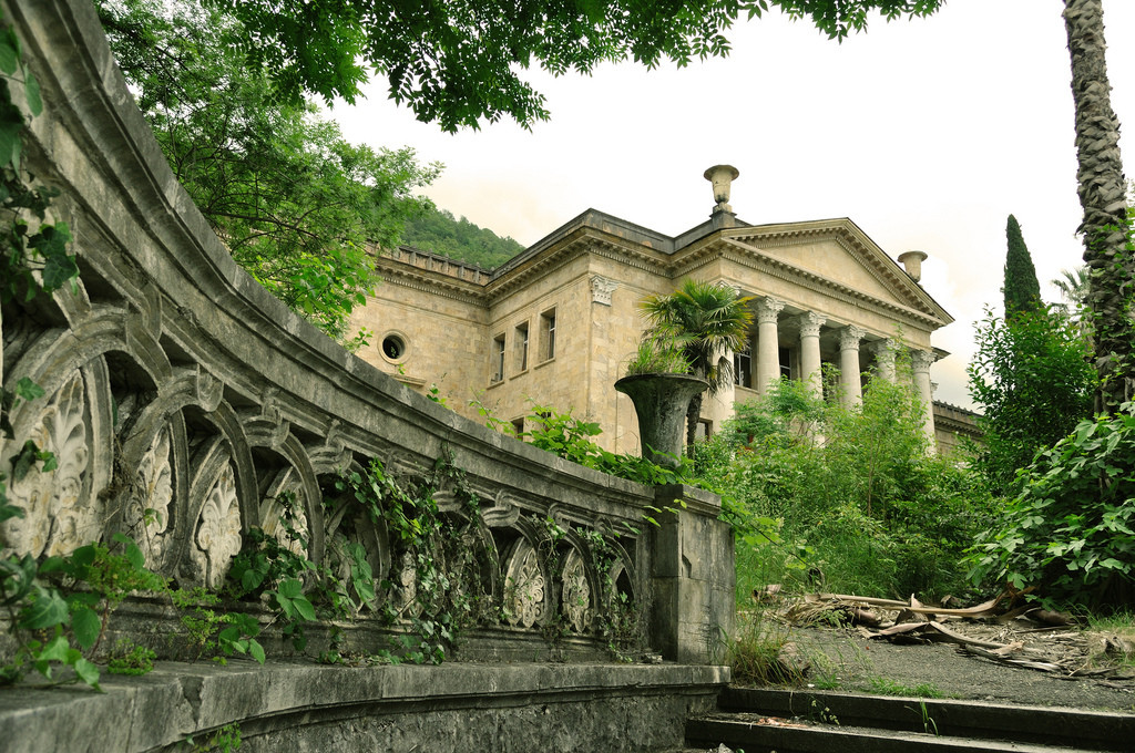 Заброшенный театр – фотографии Абхазии