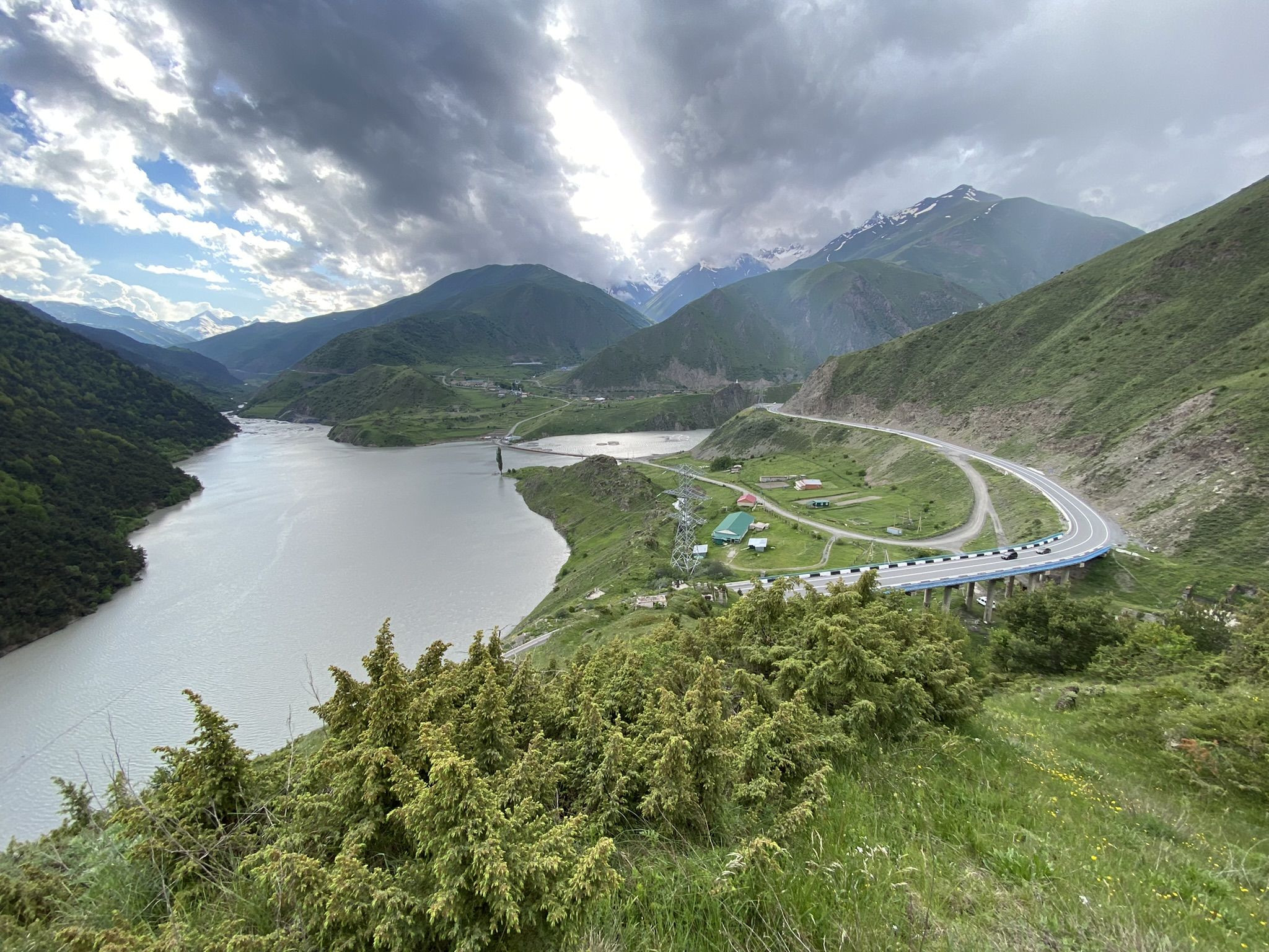 Вид на мост возле Зарамагского водохранилища – фотографии России