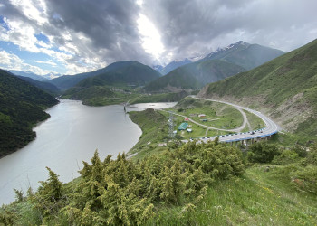 Вид на мост возле Зарамагского водохранилища – фотографии России
