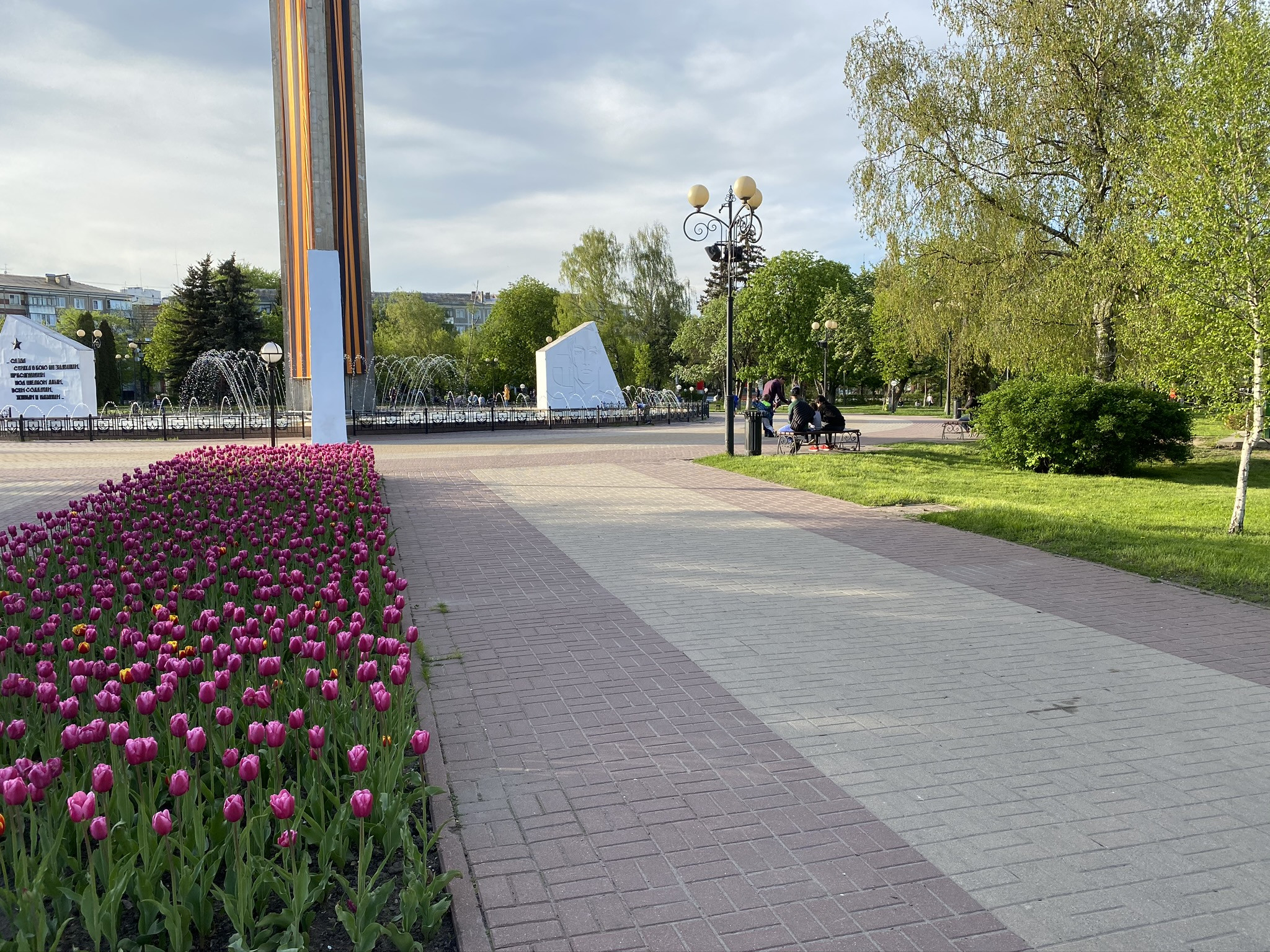 Тюльпаны на площади Победы, Калуга – фотографии России