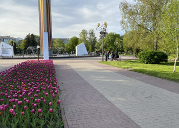 Тюльпаны на площади Победы, Калуга – фотографии России