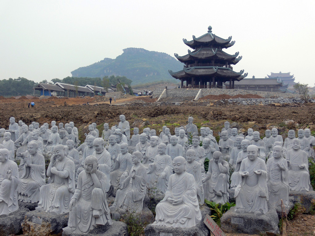 Статуи архатов (духовных практиков) в пагоде Байдинь – фотографии Вьетнама