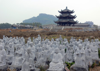 Статуи архатов (духовных практиков) в пагоде Байдинь – фотографии Вьетнама