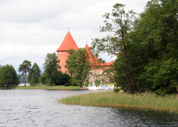 Пруд рядом с тракайским островным замком в Литве – фотографии Литвы