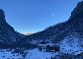 Экскурсионный джип почти у самой границы с Грузией на реке Мидаграбиндон – фотографии России