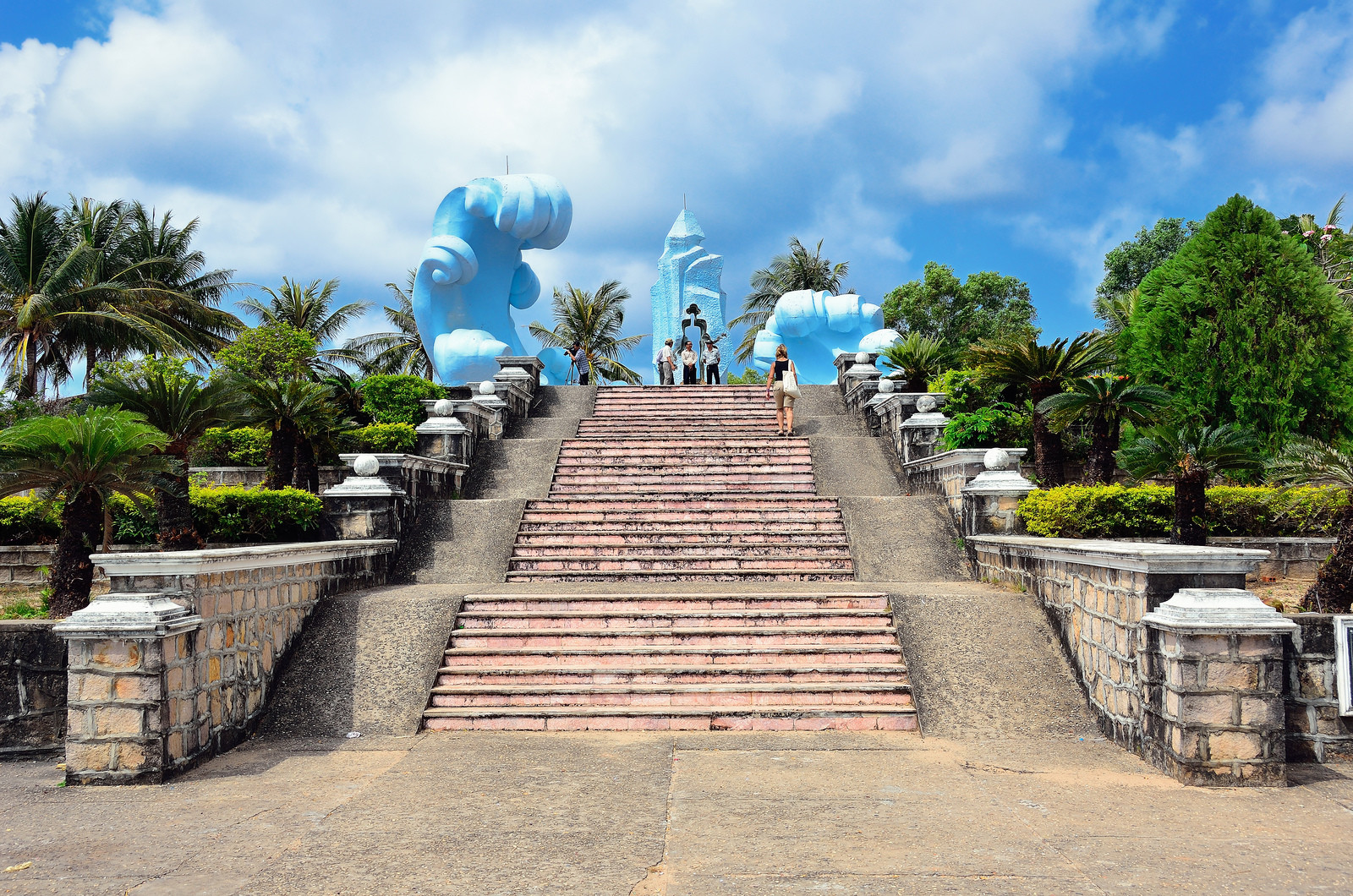 Памятник погибшим в местной тюрьме – фотографии Вьетнама