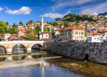 Каменная набережная в Сараево – фотографии Боснии и Герцеговины