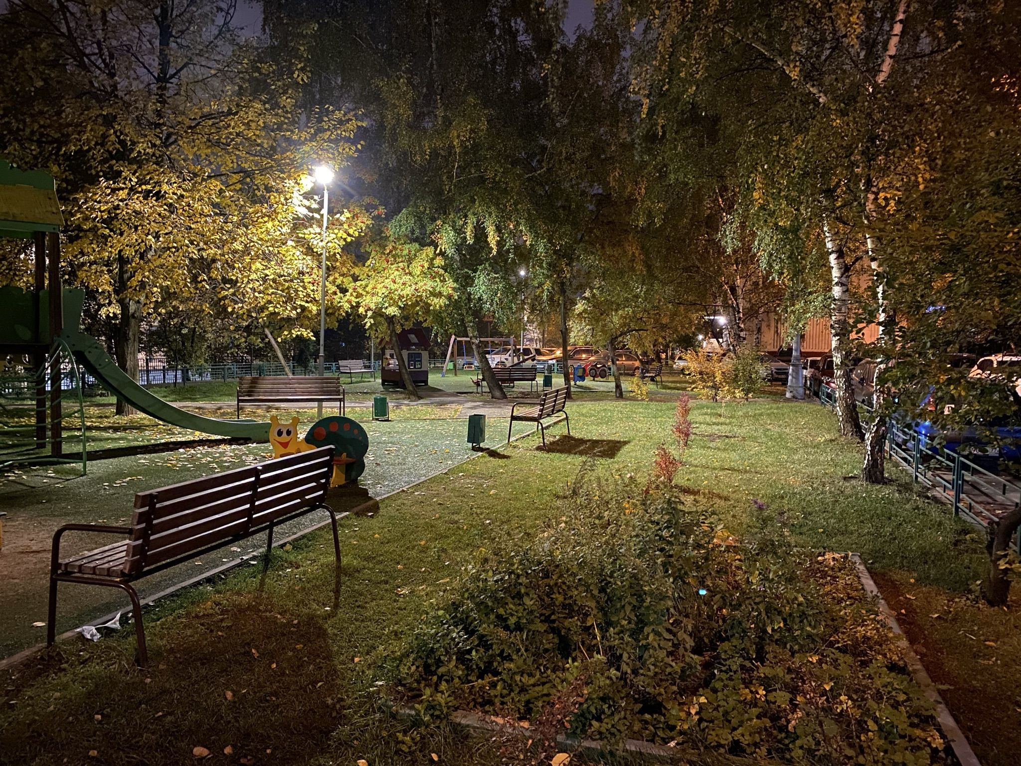 Осенний двор в микрорайоне Москворечье-Сабурово – фотографии России