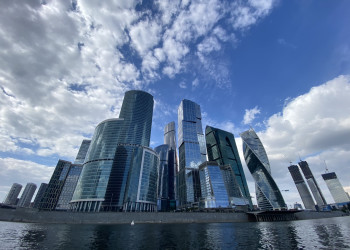 Вид на небоскребы Москва Сити с лодки – фотографии России