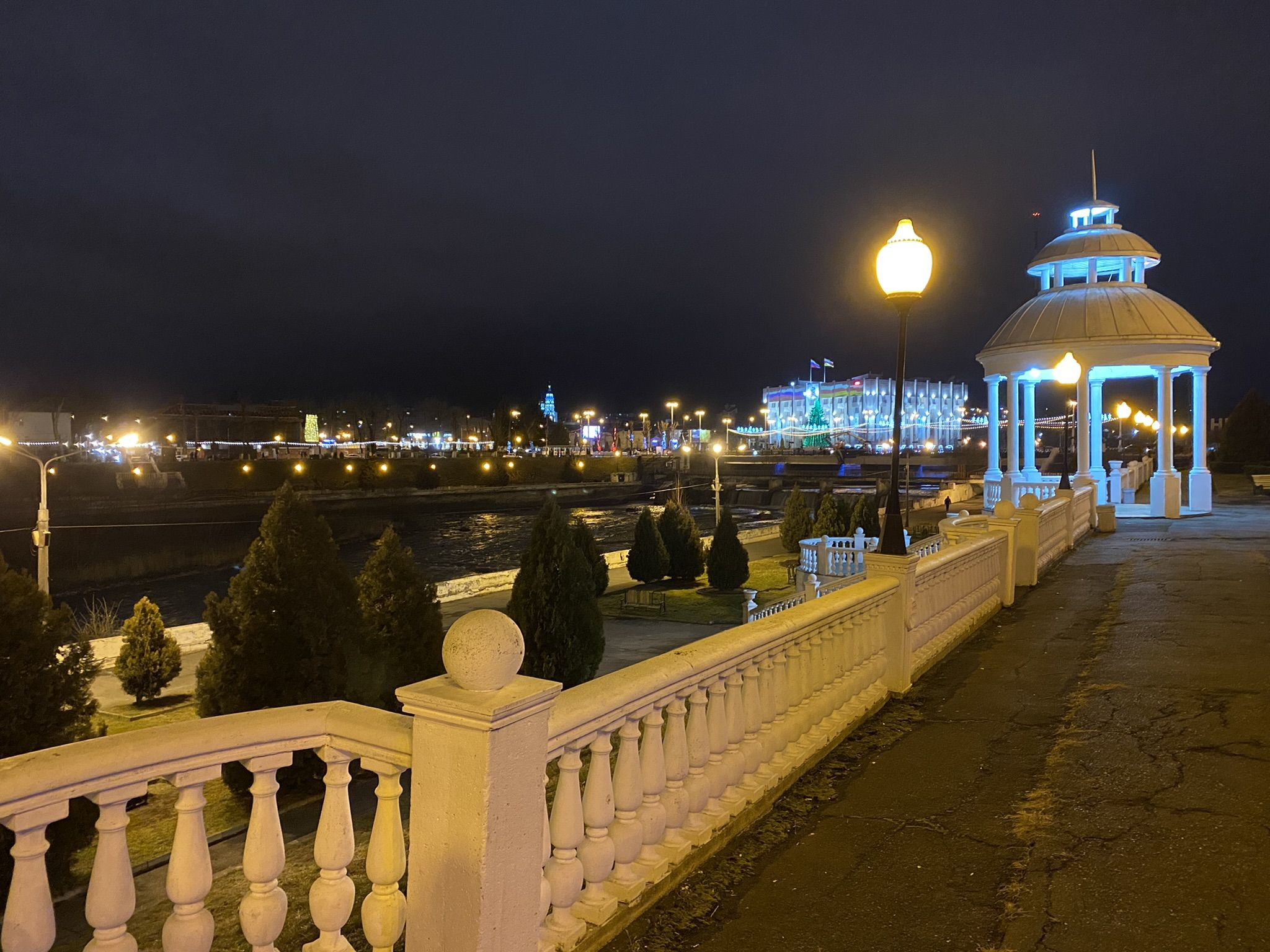 Набережная в районе Чугунного моста, Владикавказ – фотографии России