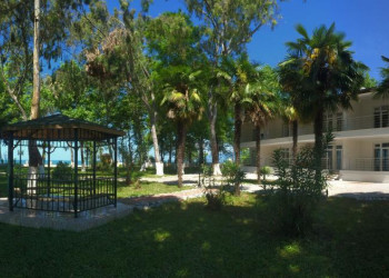 Летний домик на побережье Гулрыпш – фотографии Абхазии