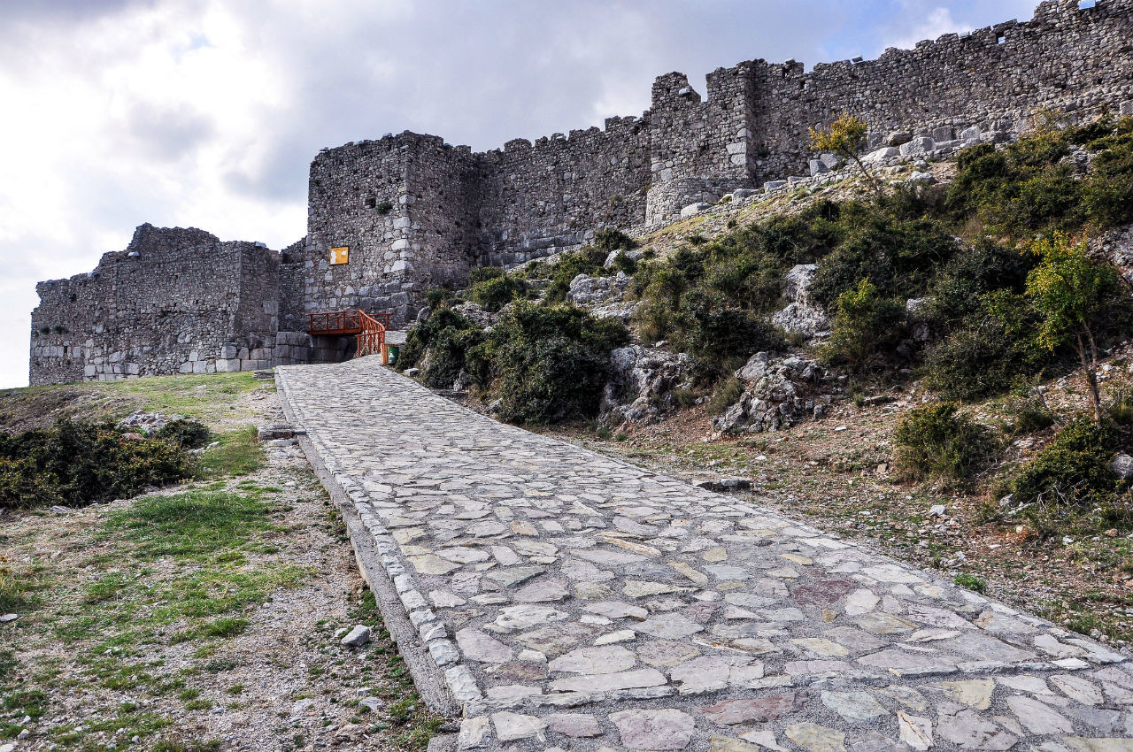 Каменные стены. Лежа. Албания – фотографии Албании