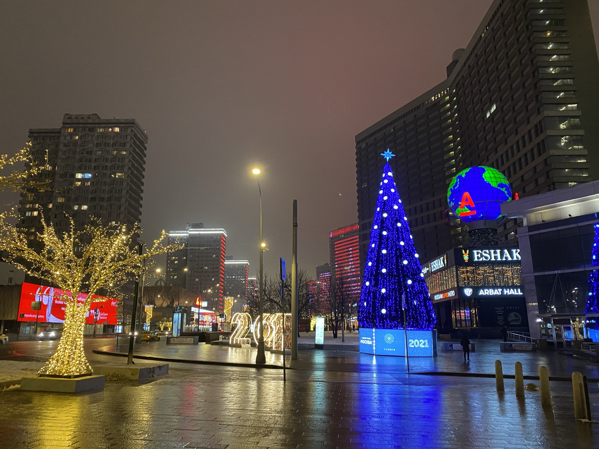 Вид на Новый Арбат в новогоднюю ночь – фотографии России