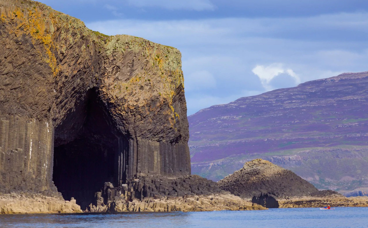 Фингалова пещера на островке Стаффа (Staffa) в Шотландии, Великобритания – фотографии Великобритании