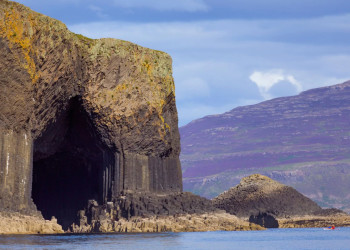 Фингалова пещера на островке Стаффа (Staffa) в Шотландии, Великобритания – фотографии Великобритании