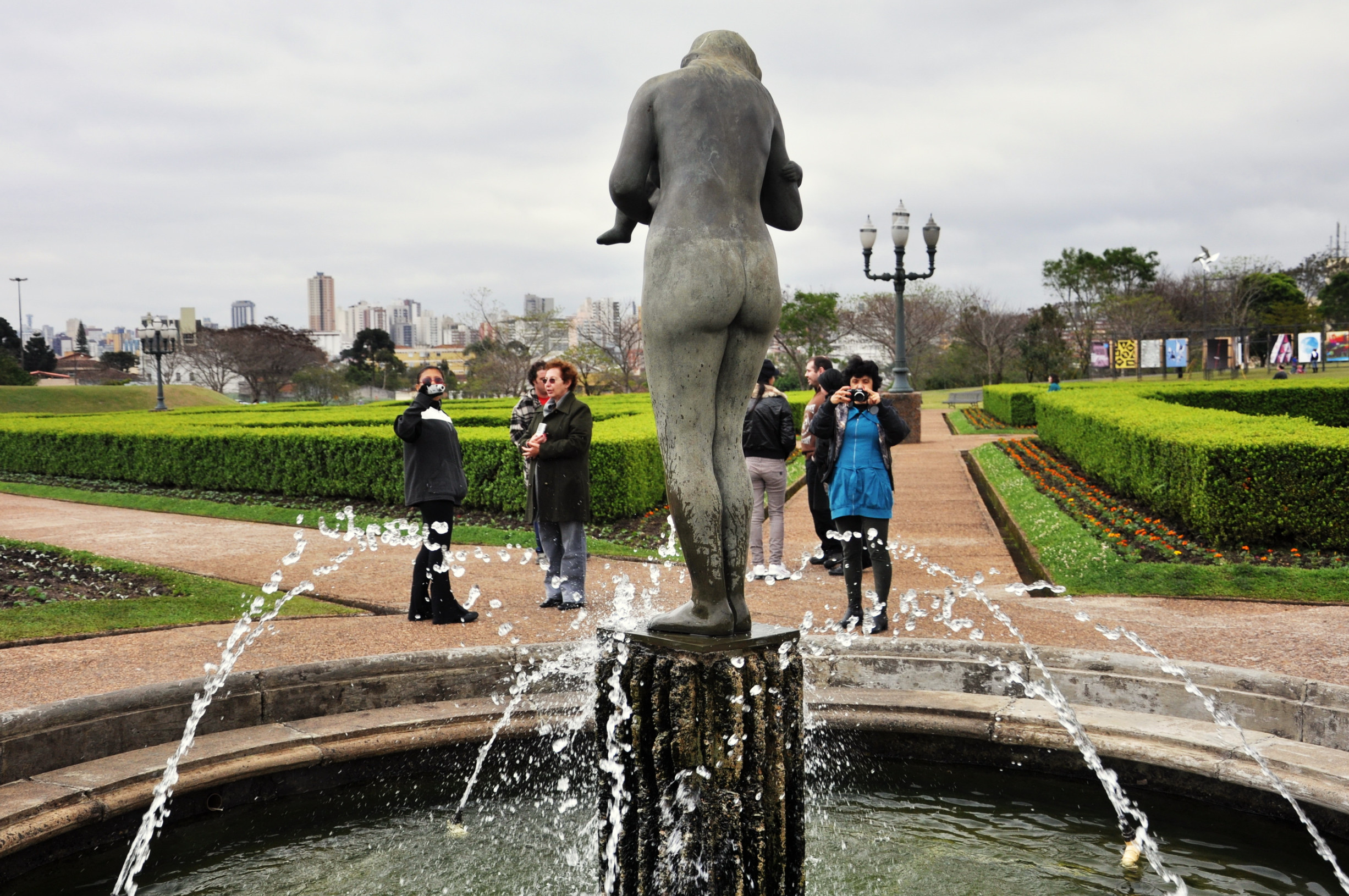 Скульптура в ботаническом саду Куритибы – фотографии Бразилии