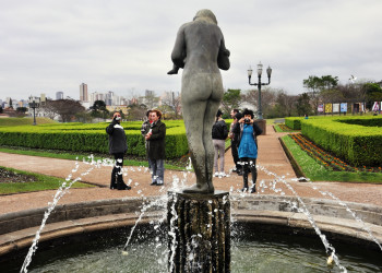 Скульптура в ботаническом саду Куритибы – фотографии Бразилии