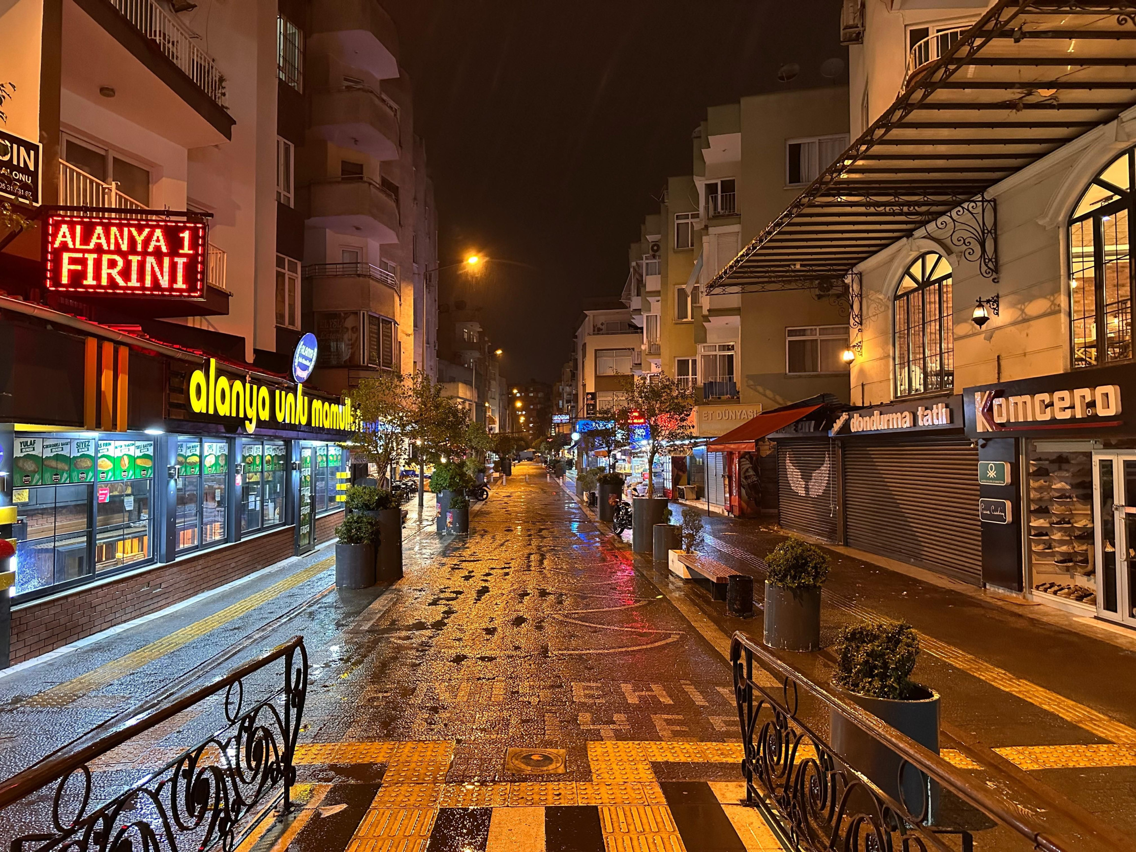 Типичная пешеходная улица в центре Мерсина – фотографии Турции