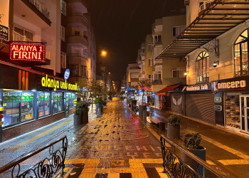 Типичная пешеходная улица в центре Мерсина – фотографии Турции