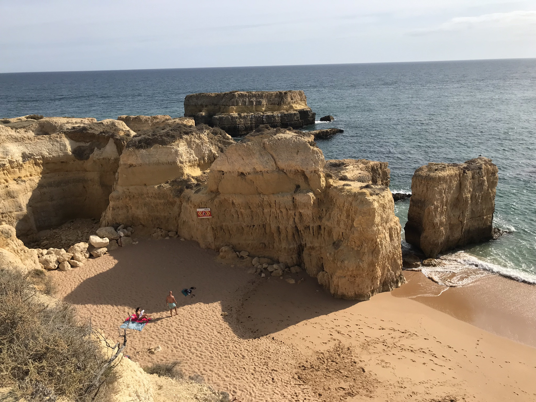 Красивый пляж Praia do Castelo в 7,5 км от Албуфейры, Португалия – фотографии Португалии