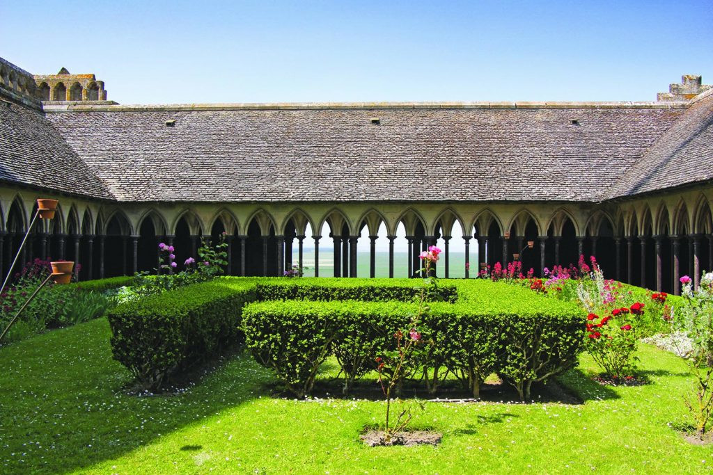 Крошечная островная коммуна Мон-Сен-Мишель (Mont Saint Michel), Франция – фотографии Франции