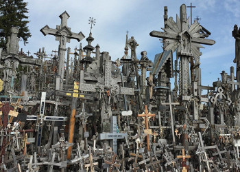 Во времена СССР приносить и устанавливать распятия на Горе Крестов в Литве было запрещено – фотографии Литвы