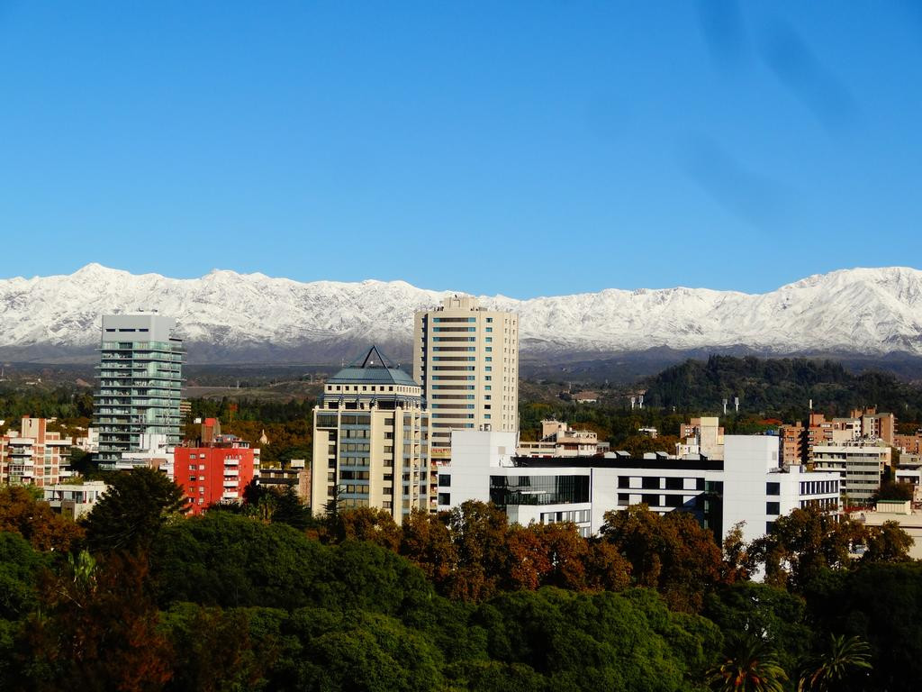 Многоэтажные дома на фоне гор. Мендоса. Аргентина. – фотографии Аргентины
